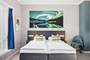 哈尔斯塔Aiden by Best Western Harstad Narvik Airport的一间卧室配有一张壁画大床