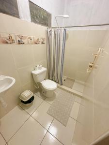 伊基托斯Otorongo Guest House的白色的浴室设有卫生间和淋浴。