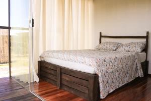 戈亚斯州上帕莱索Dolaço na Chapada- Hospedagem的一间卧室设有一张床和一个玻璃门