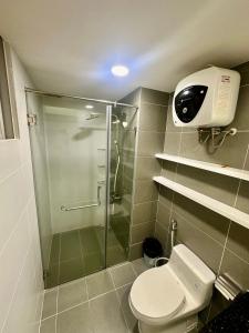 胡志明市Scenic Valley Suite的浴室配有淋浴间和卫生间。