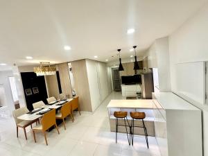 胡志明市Scenic Valley Suite的厨房以及带桌椅的用餐室。