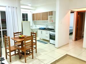皮拉西卡巴Apartamento Privado - 2 quartos, varanda, sala e cozinha integrada的一间厨房,里面配有桌椅