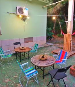 里约布兰科Aquiri Hostel的庭院里设有桌椅