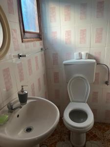 圣多美Elitineide Guest House的浴室配有白色卫生间和盥洗盆。
