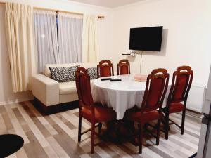 纳塔列斯港Cabañas OtilNau的客厅配有桌椅和沙发