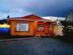 纳塔列斯港Cabañas OtilNau的一座带黑天的橙色小房子