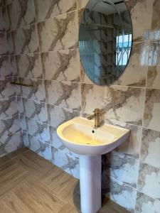 库马西D Barfi Guesthouse, excellent location的一间带水槽和镜子的浴室