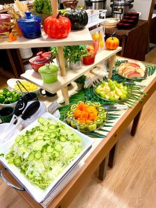 青森Aomori Green Park Hotel的填满不同种类蔬菜的表格