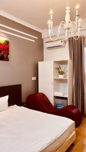 Phú ThọMộc Hương Hotel的一间卧室配有一张床和一个吊灯