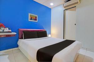 孟买OYO Hotel Blue Sea Near Chhatrapati Shivaji International Airport的一间蓝色卧室,卧室内配有一张床