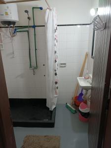 弗赖本托斯Suculento Apart的带淋浴和盥洗盆的浴室