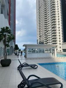 吉隆坡RC Firdaus Homestay Kuala Lumpur的享有带游泳池和建筑的建筑景致