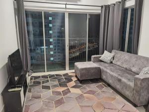吉隆坡RC Firdaus Homestay Kuala Lumpur的带沙发和大窗户的客厅