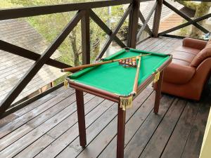 高松minpaku hotaru - Vacation STAY 65549v的甲板上的一张台球桌,配有沙发