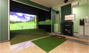 仁川市On & Off Hotel Bupyeong的墙上有高尔夫球场壁画的房间