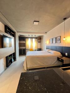 莫索罗Studio Estilo Industrial +Espaço的一间卧室,卧室内配有一张大床