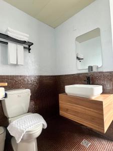 花莲市樓梯旅宿-東大門夜市旁-可包棟的一间带水槽、卫生间和镜子的浴室