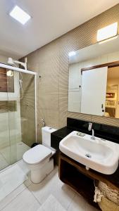 弗雷谢拉斯Apê Jardins的浴室配有卫生间、盥洗盆和淋浴。