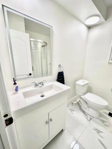 基奇纳Bedroom 1 with free Parking, free wi-fi and shared washroom (Room 1)的白色的浴室设有水槽和卫生间。