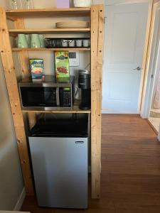 萨拉索塔Quaint Guest Room Close to Siesta Key的厨房配有微波炉和冰箱。