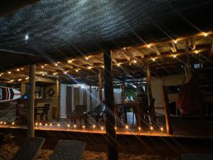 布兰卡滩Posada Shekinah Barú的庭院配有灯光和桌椅