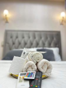 马尼拉Grace Residences Elevate Escapes的在酒店房间桌子上放着一堆毛巾