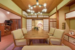 大阪Konjaku-So Tengachaya Tea and Relax的一间带木桌和椅子的用餐室