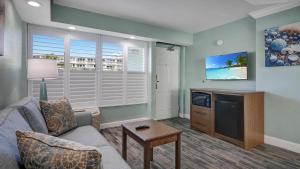 代托纳海滩伯德沃克旅馆&套房酒店的带沙发和电视的客厅