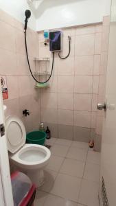 马尼拉Min Hao&Xin Transient的一间带卫生间和淋浴的浴室