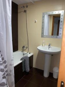 摩拉鲁比罗franlau的浴室配有盥洗盆和浴缸。