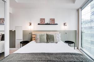 多伦多Downtown Toronto APT的一间卧室设有一张大床和一个窗户。