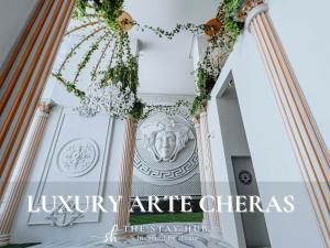 吉隆坡Arte Cheras Luxury Suites by THE STAY HUB的大楼的大厅,上面有标志