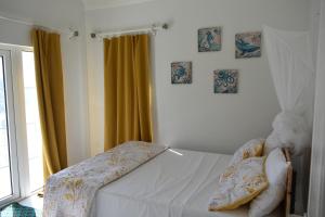 尼格瑞尔Irie Vibes Ocean View的一间卧室配有黄色窗帘的床