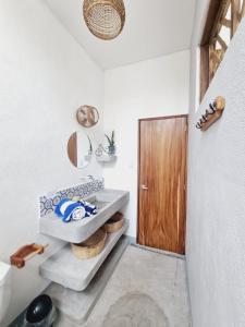 El Paredón Buena VistaVilla Makai 2 Blue的一间带水槽和木门的浴室