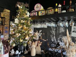 贝拉克尔宁静之乐住宿加早餐旅馆的商店桌子上的圣诞树