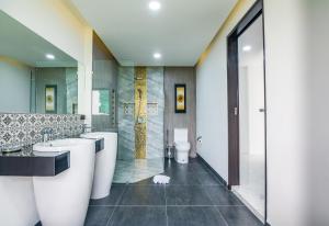 拉威海滩Mango Hill Residence的浴室设有2个水槽和2个卫生间