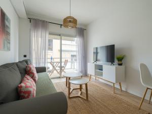 大加那利岛拉斯帕尔马斯Pascal Home By CanariasGetaway的带沙发和电视的客厅