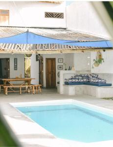 El Paredón Buena VistaVilla Makai 2 Blue的一个带游泳池和桌子的房子