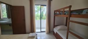尼甘布Ceylon Lodge - Airport Transit Hotel & Hostel的一间带双层床的卧室和一间浴室