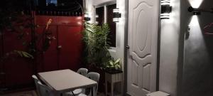 Santa RosaEvexia Garden的一间设有桌子的房间和一扇种植了植物的门