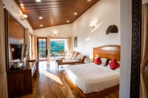 科塔吉里Green Nest Resort Ooty的一间卧室设有一张床和一间客厅。