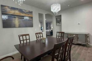 马里斯维尔MV5 - Crystal Villa Main floor w BR的一间带木桌和椅子的用餐室