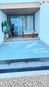 格兰岛Tasana bar and luxury resort的房屋内带长凳的游泳池
