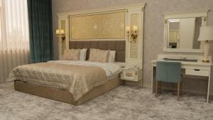 撒马尔罕DiliMah Premium Luxury的一间卧室配有一张床、一张书桌和一面镜子