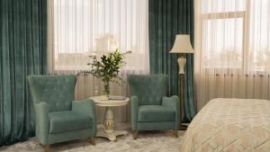撒马尔罕DiliMah Premium Luxury的卧室配有两把椅子、一张桌子和一张床