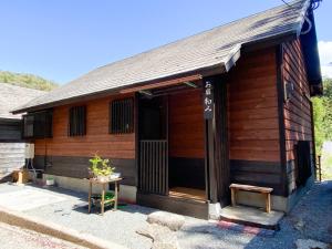 高松Oyado Nagomi - Vacation STAY 29876v的小木屋前面设有桌子