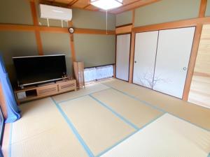 高松Oyado Nagomi - Vacation STAY 29876v的客厅设有窗户旁的平面电视