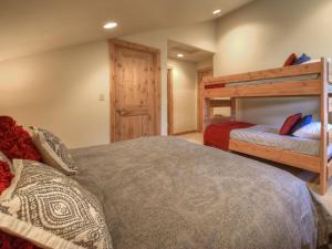 大天空市Black Eagle 32的一间卧室配有两张床和一张双层床。