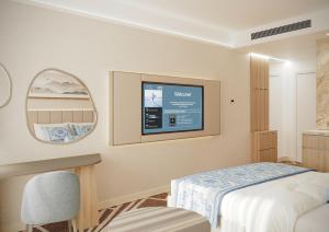 卡萨布兰卡LIVINGSTON GRAND RESORT & SPA的卧室配有一张床,墙上配有电视。