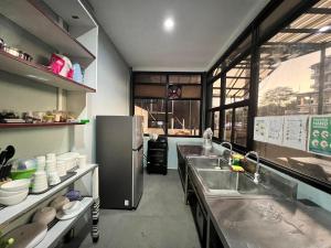 长滩岛APARTELLE BORACAY的厨房配有水槽和冰箱
